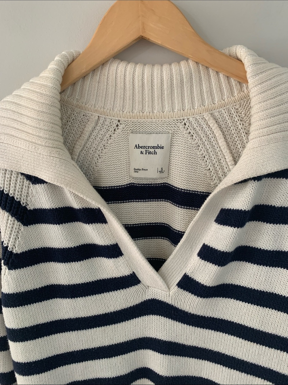 Abercrombie & Fitch Polo Collared V-Neck Striped Sweater Cream Navy Blue Small - Picture 2 of 10